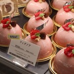 トシ・ヨロイヅカ 東京 - ケーキショーケース