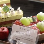 トシ・ヨロイヅカ 東京 - ケーキショーケース