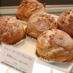 トシ・ヨロイヅカ 東京 - シューアラクレーム