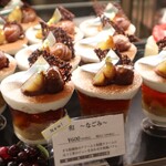 トシ・ヨロイヅカ 東京 - ケーキショーケース