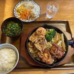 Tonki Shokudou - ランチの生姜焼き&唐揚げ定食。