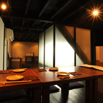 桟敷 - 落ち着いた店内は誰もが居心地の良さを感じられる。