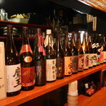 Tanimachi Tsukuneya - 店内には焼酎がずらっと並びます　自分好みの焼酎を見つけてください！
