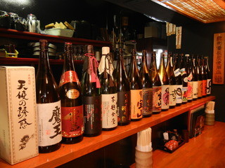 Tanimachi Tsukuneya - 店内には焼酎がずらっと並びます　自分好みの焼酎を見つけてください！