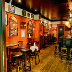 The Red Lion Takasaki - ◎店内はカウンター席とテーブル席があり、まるでロンドンのパブにいるかの様なお店。