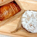 レタンプリュス - 左 フィユテ・マロン ￥400  中にはクレームダマンドと渋皮煮が1粒入ってます  右 ボストック￥300 フロランタンを乗せたバターケーキ