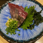 すし処 魚 のへそ - カツオの刺身