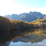 石臼挽き蕎麦香房 山の実 - おまけ;
      帰りに寄った[そばの実]の駐車場は　鏡池の駐車場へ向かう車も重なり入口付近は大渋滞でした
      写真は 「あと1週間早かったらナ~」の鏡池