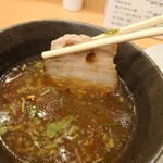 なにわ 麺次郎 - つけ汁の中のチャーシュー