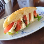 サイラー - モッツァレラチーズサンド。