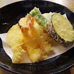 蕎麦 坐忘 - 昼の天もり：天ぷら（海老3本、野菜5種（茄子・アスパラ・蓮根・さつま芋）