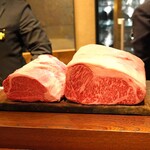 アカ - 右が ”神戸牛のサーロイン”、左が ”島根県産の黒毛和牛の雌のヒレ肉”