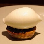 アカ - キャラメリーぜした無花果とヤギのミルクのアイスクリーム