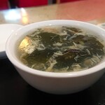 龍彩閣 - スープも量たっぷり