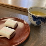 糸切餅総本家 多賀や - お茶とセットでいただきます。