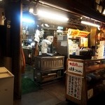 食事は板場を通ってずんずん奥へ入っていきましょう