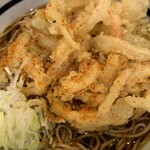 蕎麦一心たすけ - 七味の投入です