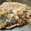 Madoka - お好み焼き　豚玉(600円)
                表面の豚バラ肉は少しパリッとして中のフワトロとギャップがありまずまず美味しい
                たまには昭和なノスタルジーに浸るのも良いかもしれませんね