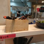 麺家 千祥 - カウンター上に備えられている蓮華とキュウリの漬物