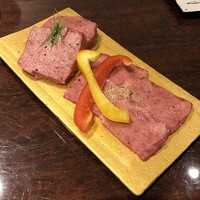 黒毛和牛焼肉 虎斑 北新地店 - 厚切りタンと薄切りタン