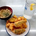 桑田食堂 - 「天ぷら」（200円）に合わせて、「麦焼酎水割り」（370円）と「みそ汁」（100円）を注文