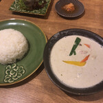 タイ屋台料理＆ヌードル オシャ - グリーンカレー　¥891