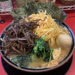 豚骨醤油ラーメン 王道家 - ネギチャーシュー麺（赤）大盛