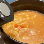 自由が丘 蔭山樓 - 卓上にあるタレ 味変用