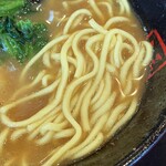 家系ラーメン王道 王道之印 - 王道家製麺の中太麺は個性的な食感。