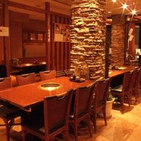 焼肉 スタミナ苑 - テーブル席はファミリーや友人同士で！木の温もり、下町の雰囲気がとても心地いいんです。