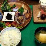 湯布院ほてい屋 - ご飯とみそ汁が出てきます