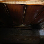 源氏 - カウンターの足下