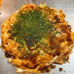 お好み焼 キャベツ - ミニ鉄板上のうどん肉玉