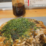 Okonomiyaki Kyabetsu - 断面とミツワソース