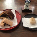 清寿軒 - 空也最中との大きさの対比。おや？誰かが熱視線を送っている…