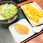 庄内のうどん王国 - 最強の肉うどん[並](¥528)
                                とろろ(¥66)
                                いかの天ぷら(¥110)
                                鶏肉の天ぷら(¥110)
                                ジャンボいなり(¥110)