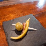 LANBRoA - ⚫お通し　アンチョビ・オリーブ・青唐辛子のピンチョス