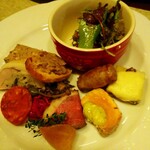 ビストロ デ トロワ - 前菜盛り合わせ…もうホントにすごかった！！(≧▽≦)
      ・プンチ(キッシュのようなもの)
      ・ソーセージ(手作り)
      ・サーモンのミキュイ
      ・鴨のローストと柿…燻製鴨が超絶美味しい！！(*ﾟДﾟ*)