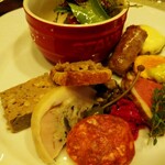 ビストロ デ トロワ - ・サラミ(これも手作り)
      ・猪のリエット乗せバゲット
      ・鶏のテリーヌ
      ・パテドカンパーニュ…シナモンがふわり香る、家庭料理風の美味しいカンパーニュ
      
      一つ一つ丁寧に作られた前菜は、なんと12種類！！