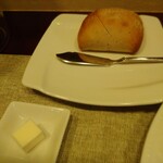 ビストロ デ トロワ - ハード系のパンは、外はカリカリ中はふんわりで美味しい！(о´∀`о)お代わりでもう１ついただけるようです。