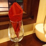 ビストロ デ トロワ - このグラスは、マスクを入れるために用意されたもので、赤い紙ナプキンは、会話の際お使いください、とのこと。
      細やかな気配りが嬉しい(*´ー｀*)