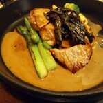 ビストロ デ トロワ - 「ミルクフェッド仔牛ランプ肉のポワレ トランペット茸のクリームソース」旦那くんがオーダー。