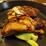 ビストロ デ トロワ - バルサミコ酢ソースの酸味も、加熱によりほどよい酸味となりフルーティーな美味しいソース♪(о´∀`о)
      バゲットにもつけて、カベルネ・ソーヴィニヨンとともに美味しくいただきました♪(о´∀`о)