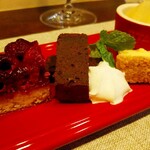 ビストロ デ トロワ - デザートは
      ・フラポワーズのタルト
      ・クラシックショコラショコラ
      ・チーズケーキ
      ・紅玉りんごのコンポート
      デザートももちろん手作り…手の混み具合が素晴らしく…もうビックリしかない…(@￣□￣@;)