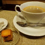 ビストロ デ トロワ - 食後のホットコーヒーとともにいただいたのは…