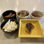 松阪シティホテル - 朝食(さば塩焼き、肉じゃが、肉だんご、ソーセージ、マカロニサラダ)