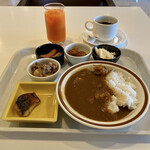 松阪シティホテル - 朝食(松阪牛牛すじ入り オリジナル朝カレー、さば塩焼き、肉じゃが、肉だんご、ソーセージ、マカロニサラダ、野菜ジュース、コーヒー)