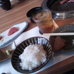 柳橋焼にく わにく - ご飯大盛りと神戸ビーフと烏龍茶