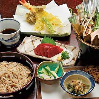 2,500日元的实惠“荞麦面餐厅主厨搭配套餐”很受欢迎。