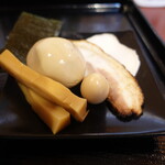麺房 昭和呈 - 煮玉子海老香麺(1230円)のトッピング